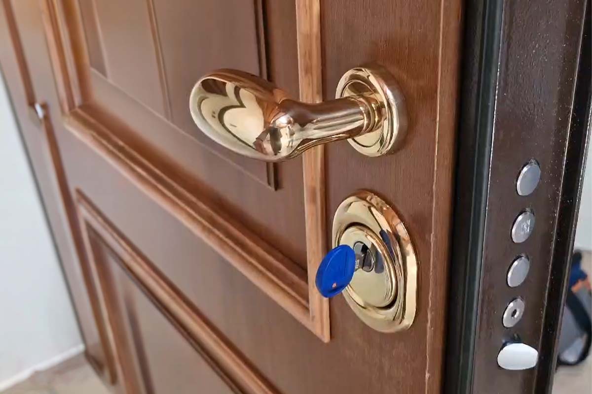 Installazione serratura europea su porta blindata a Brescia